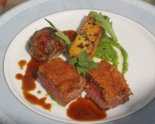 Selle d’agneau en croute de moutarde, caillette aux herbes, panisse aux olives, pesto de roquette, jus à la Nepita