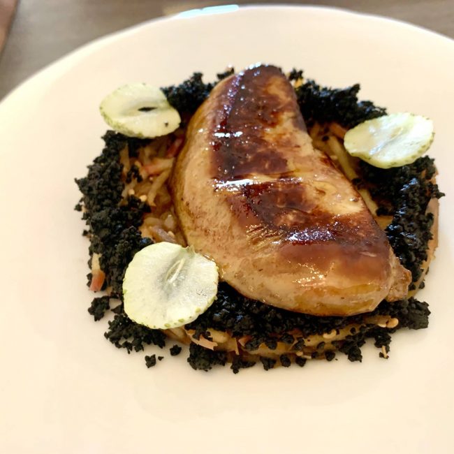 Escalope de foie gras de canard, déglacée au saké japonais et poêlée de pommes Fuji