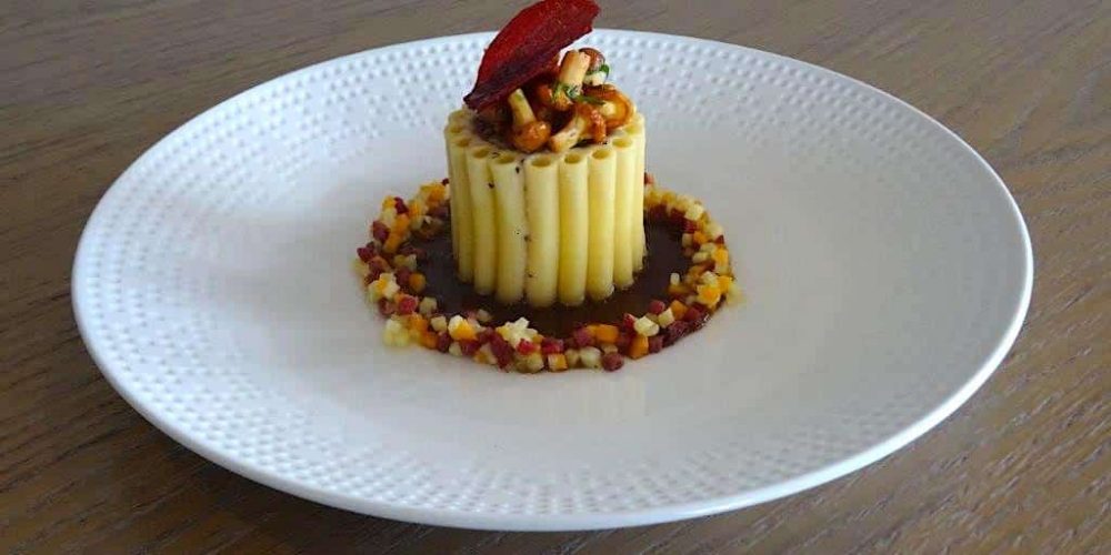 Confit d’épaule d’agneau en habit de macaroni, Matignon de légumes et jeunes girolles