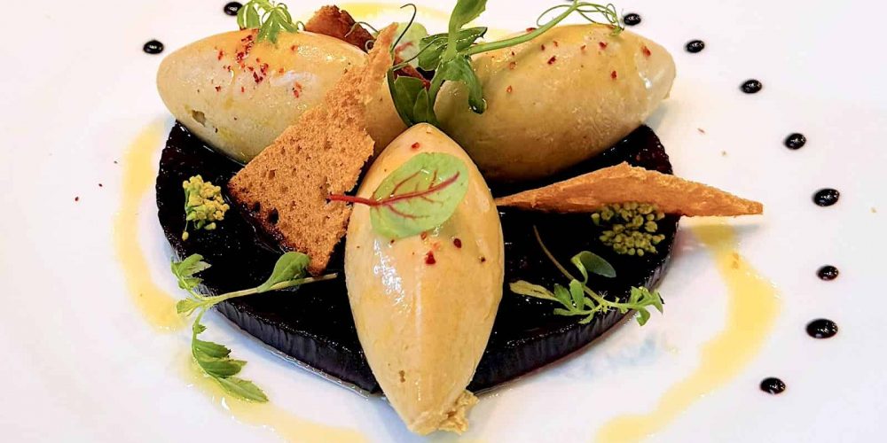 Quenelles de foie gras sur gelée d’hibiscus, tuile de pain d’épices