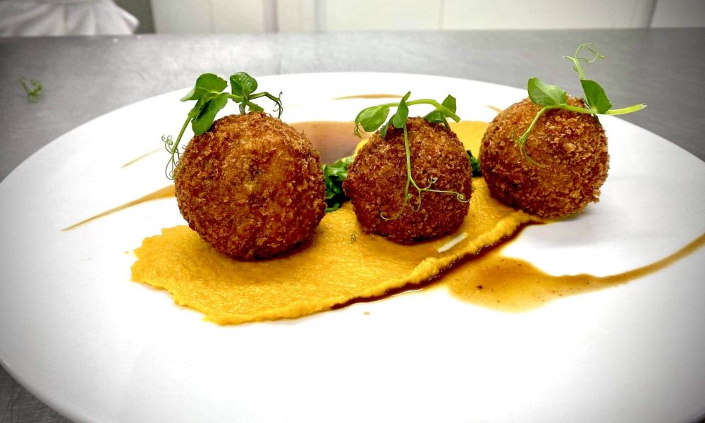 Cromesquis de dinde aux échalotes confites, mousseline de carottes et jus de carcasse