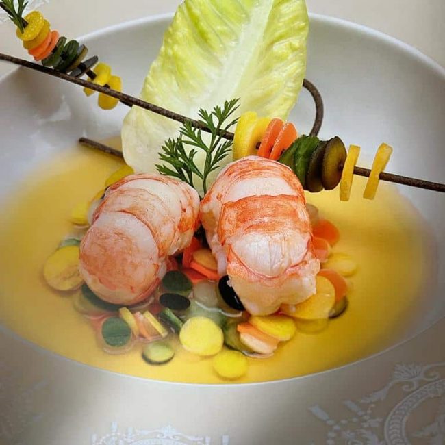 Langoustines au bouillon parfumé à la citronnelle et légumes croquants