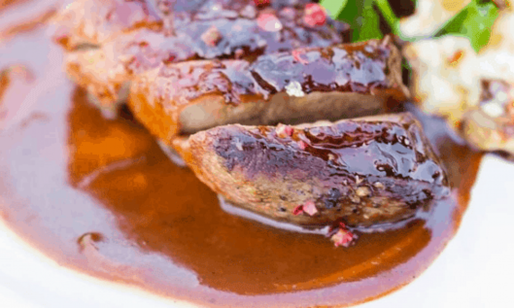 Magret de canard aux framboises, pommes sautées, persillade