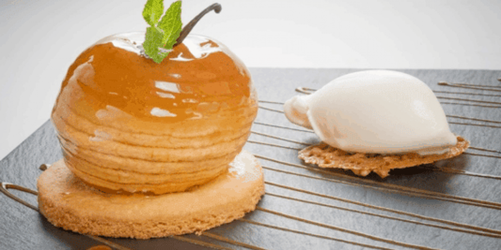 Pomme caramélisée au beurre salé et biscuit sablé