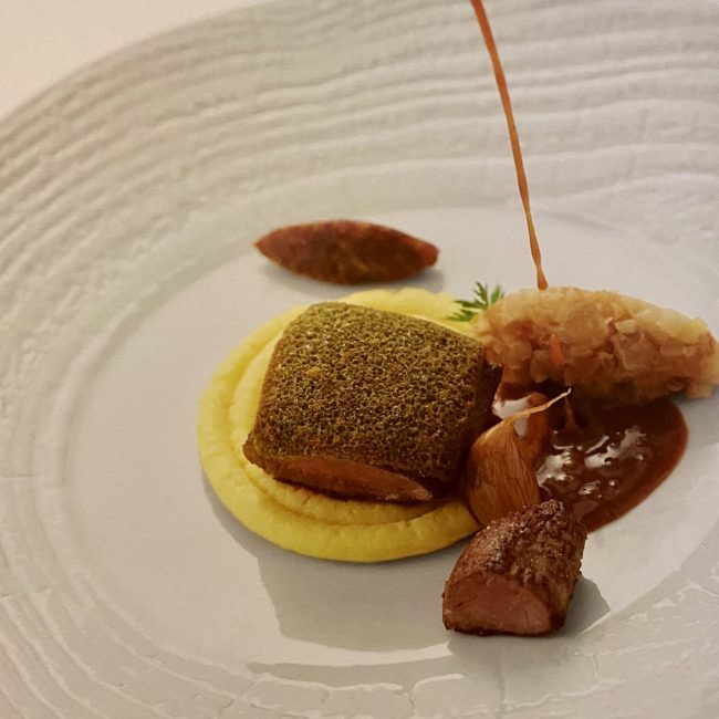 Carré d’agneau en croute d’herbes, polenta, salsifis au jus, ail en chemise, dattes Medjoul et jus d’agneau