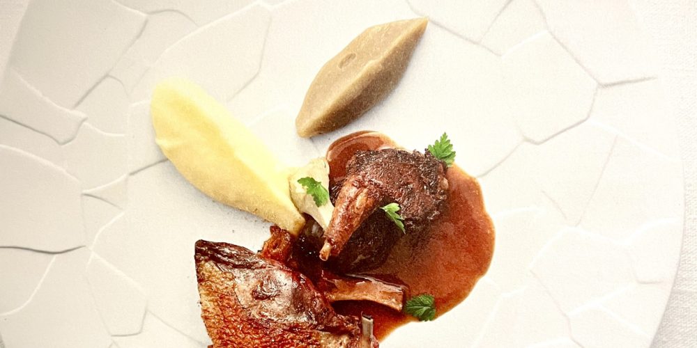 Pigeonneaux de Pornic, filet cuit rosé, cuisse confite et abatis en crapaudine, royale d’artichauts, giroles juste tombées et jus pur