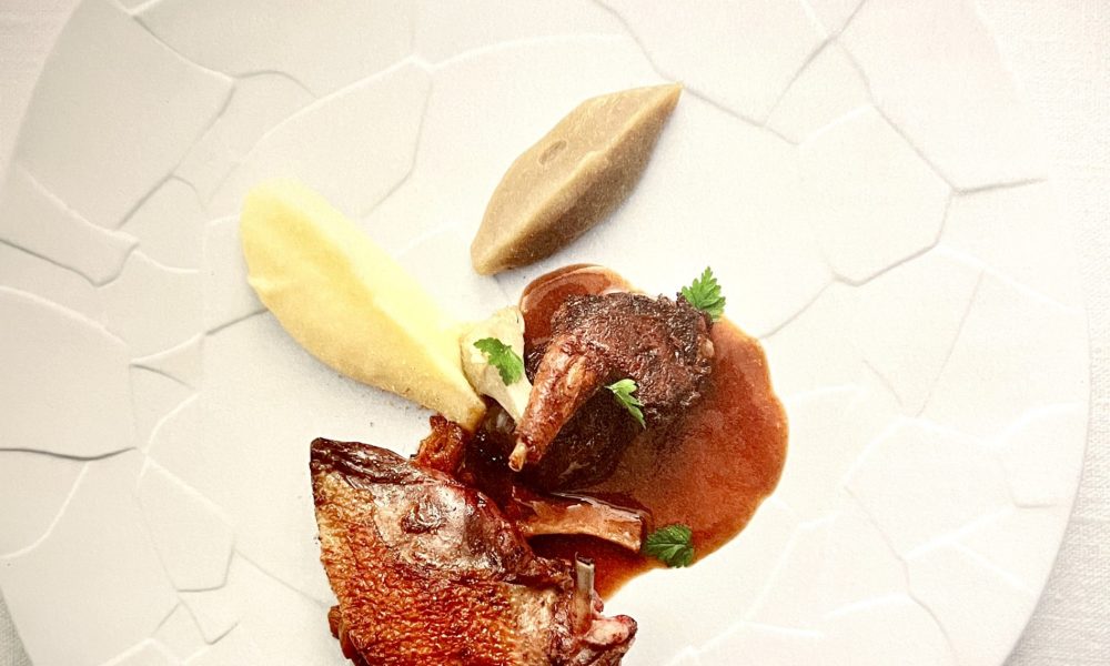 Pigeonneaux de Pornic, filet cuit rosé, cuisse confite et abatis en crapaudine, royale d’artichauts, giroles juste tombées et jus pur