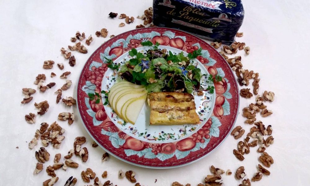 Pain perdu auvergnat au Bleu de Laqueuille et aux poires, salade et herbes franches