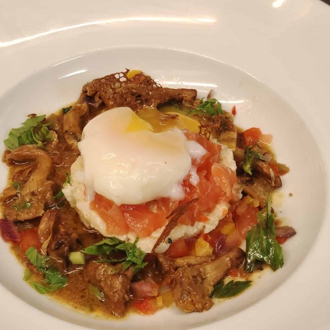 Oeuf de poule coulant, risotto au saumon et girolles