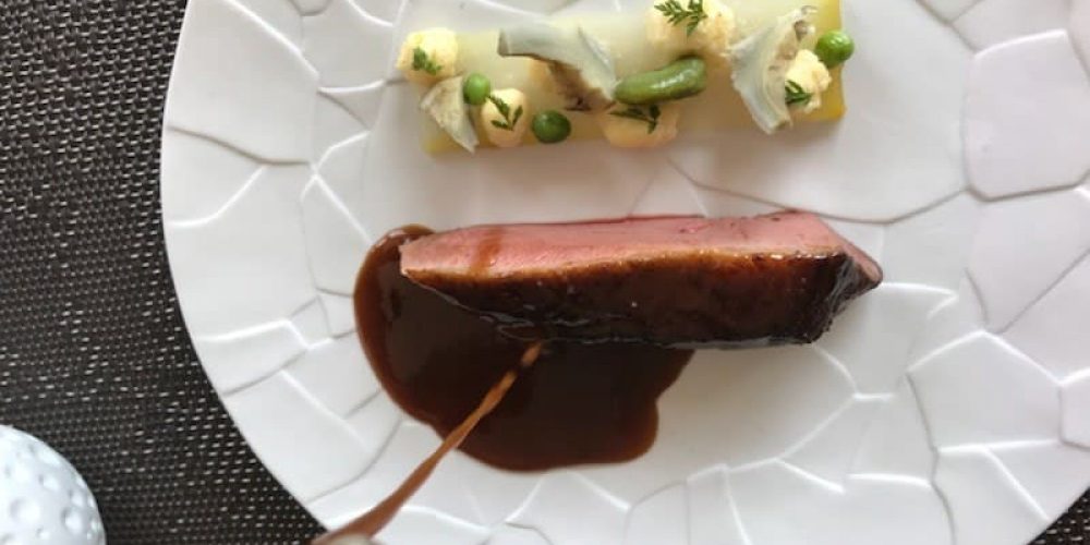 Magret de canard cuit rosé, puis laqué aux bourgeons de sapin, pressé de céleris et légumes du moment