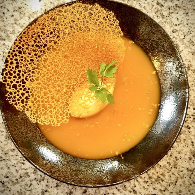 Potage de carotte et potimarron, crème montée aux épices tajine, zestes d’orange et citron vert