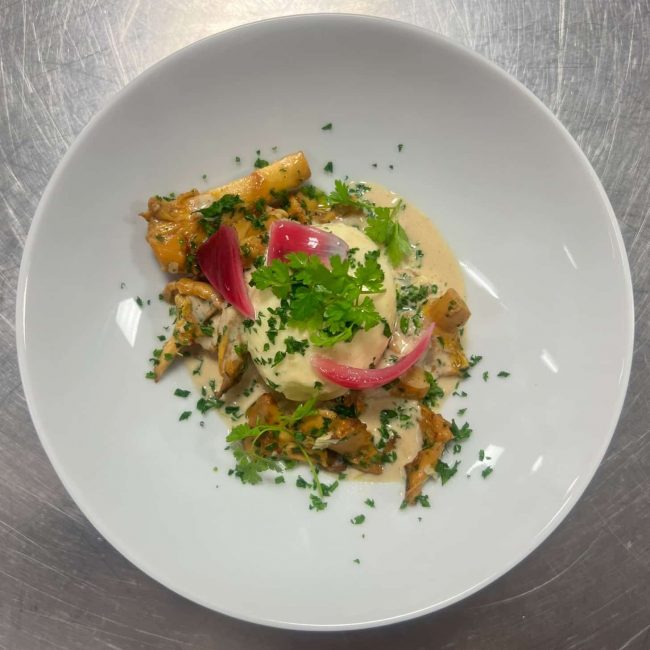 Poireaux vinaigrette d’agrumes, jaune d’œuf cuit au vinaigre de Xérès, tartare de crevettes