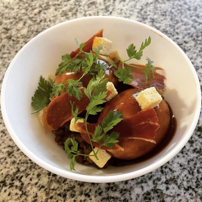 Œuf mollet sauce meurette, risotto de lentilles et chips de jambon fumé