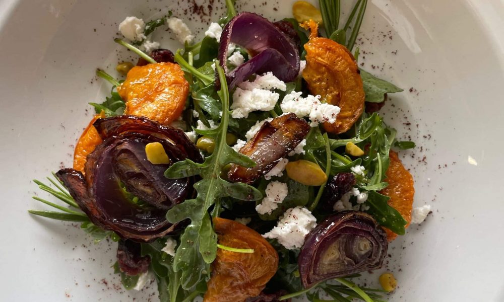 Salade de roquette, abricots et oignons rouges rôtis