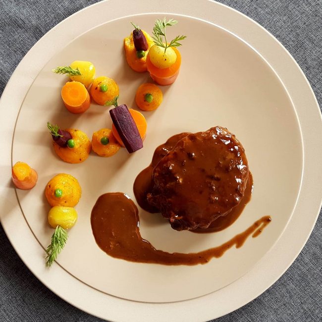 Filet de bœuf flambé au Marc de Bourgogne, sauce aux bourgeons de cassis, carottes parfumées au poivre de cassis