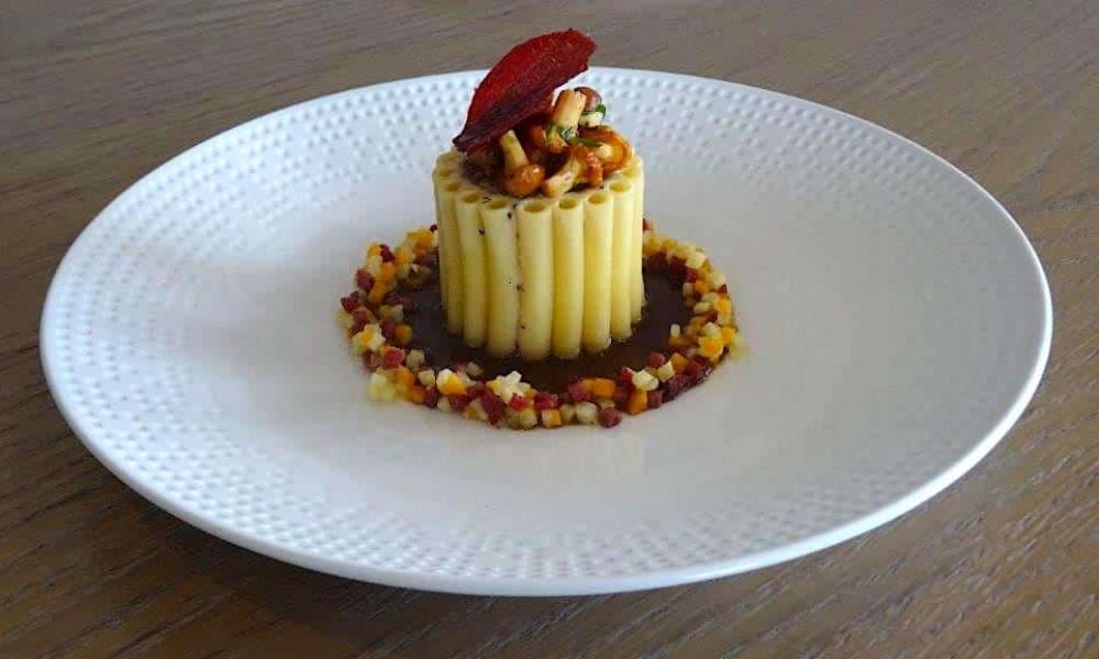 Confit d’épaule d’agneau en habit de macaroni, Matignon de légumes et jeunes girolles