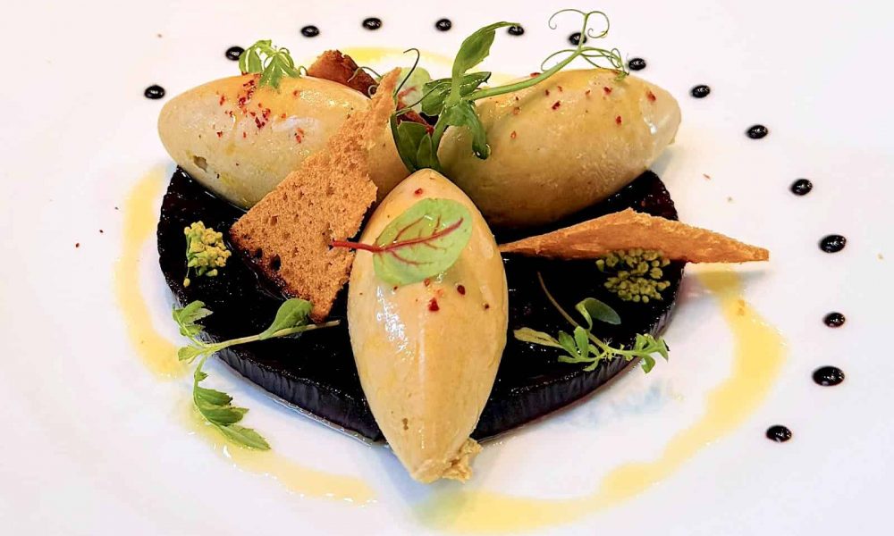 Quenelles de foie gras sur gelée d’hibiscus, tuile de pain d’épices