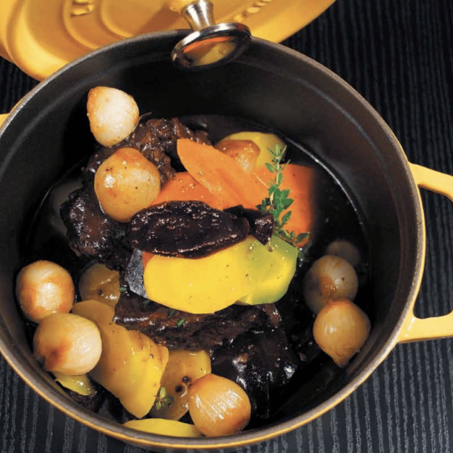 Épaule de chevreuil au vin de Bourgogne en cocotte, carottes et oignons