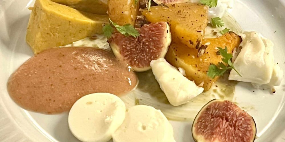 Butternut froide en vinaigrette, figue en quartiers et rigotte de Condrieu gélifiée