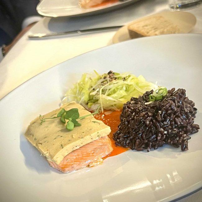 Pavé de truite en croute de haricots blancs, coulis de piquillos, riz vénéré et poireaux juste étuvés