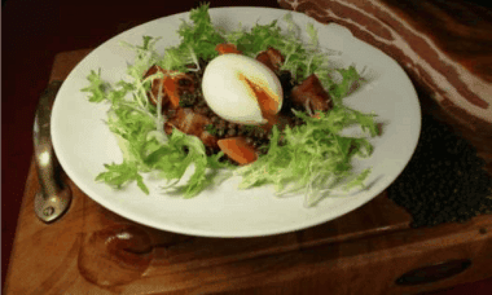 Œuf mollet, lentilles vertes aux lardons