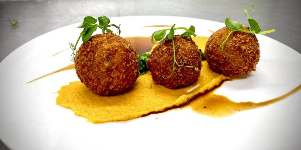 Cromesquis de dinde aux échalotes confites, mousseline de carottes et jus de carcasse