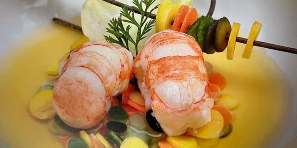 Langoustines au bouillon parfumé à la citronnelle et légumes croquants