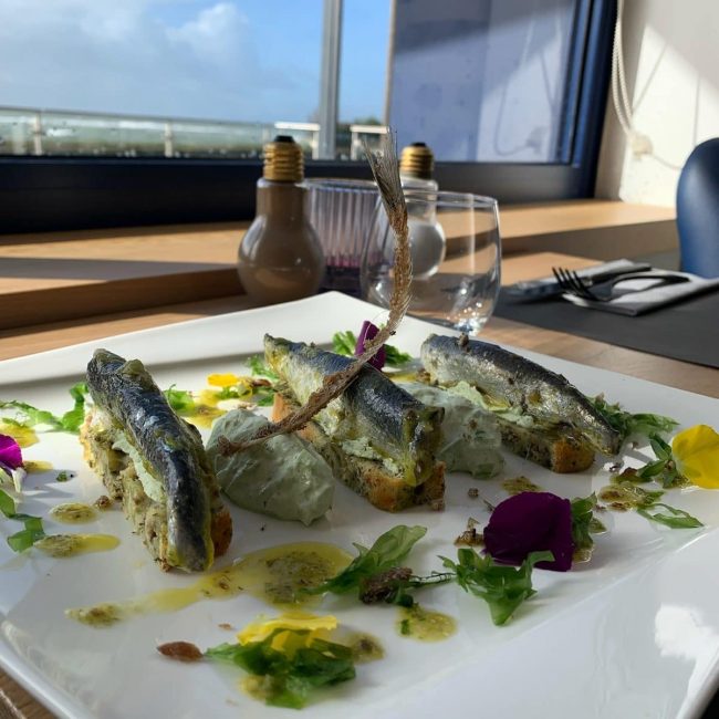 Sardines de Saint-Gilles en gravlax, cake aux algues, concombre à la crème d’herbes