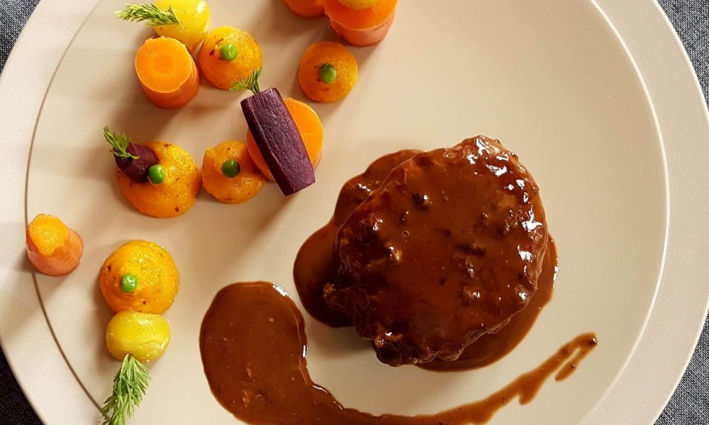 Filet de bœuf flambé au Marc de Bourgogne, sauce aux bourgeons de cassis, carottes parfumées au poivre de cassis